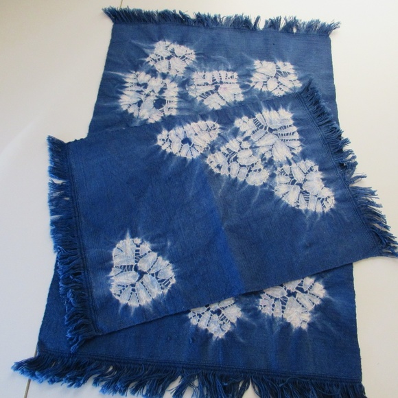 2 Blue & White floral pattern fringed table doilies - Picture 4 of 11